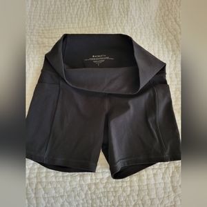Athleta salutation stash pocket 5" short NWOT